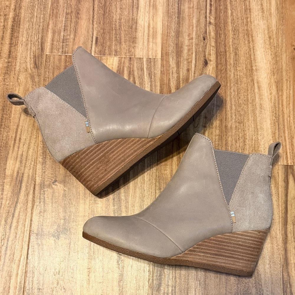 Toms Women's 8.5 boot wedge Booties Beige Ankle leather pull on tan 2.75”